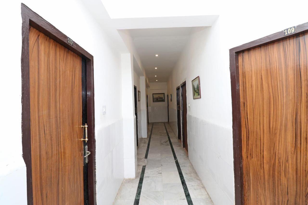 Oyo 8379 Hotel Kamal Lucknow Buitenkant foto